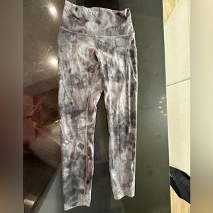 Black and white Lululemon align leggings with pockets. Size 6.